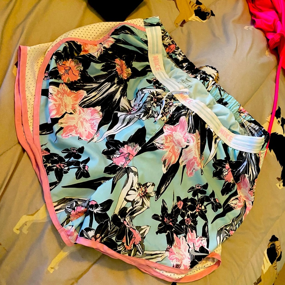 Nike women’s tempo dri fit shorts large